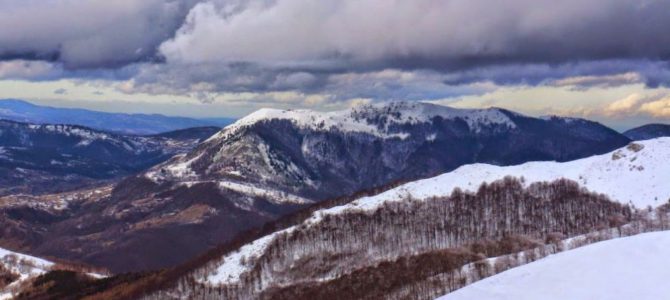 Prin zăpadă mare în Cernei